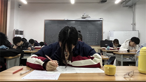 鄭州高考復讀一年怎么過_高三復讀班怎么收費的_優狀元全封閉小班學校地址